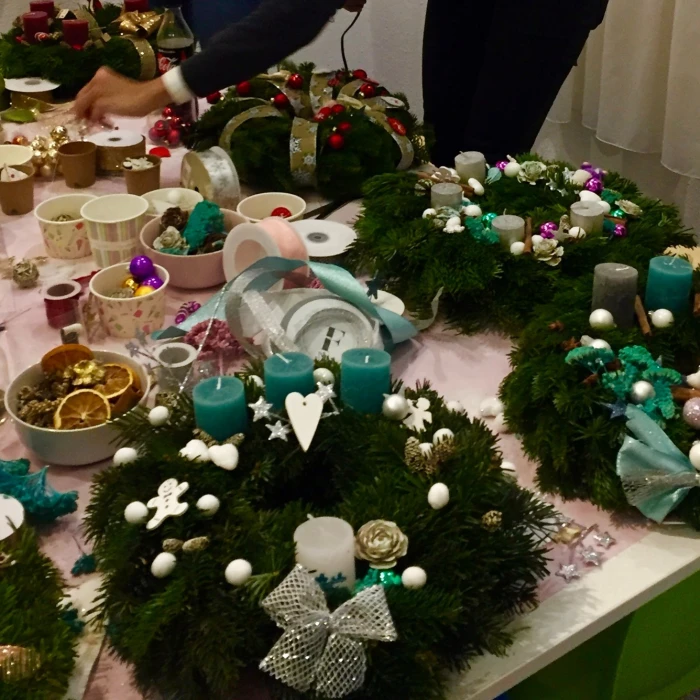 Adventi koszorú-, és kopogtató készítő workshop