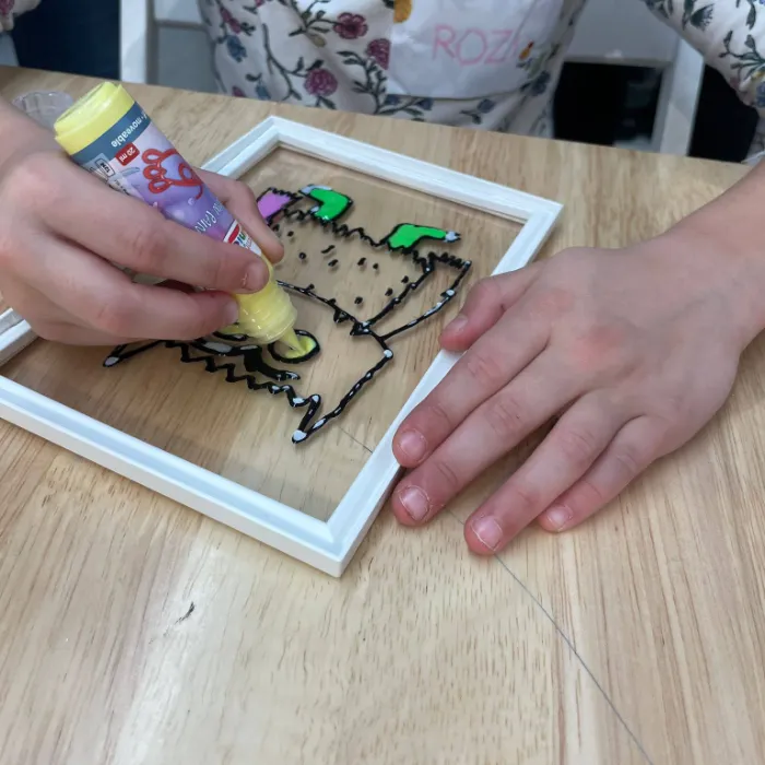 Hangolódjunk Színszörnnyel a karácsonyra –  Készítsünk karácsonyi érzelemszörnyes ablakdíszt a Labirintusban 