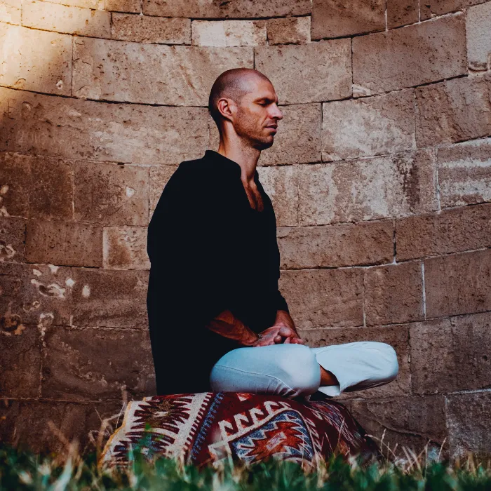 A Levegővétel Művészete:  Légzéstechnikai Workshop és Ceremónia Hangutazással