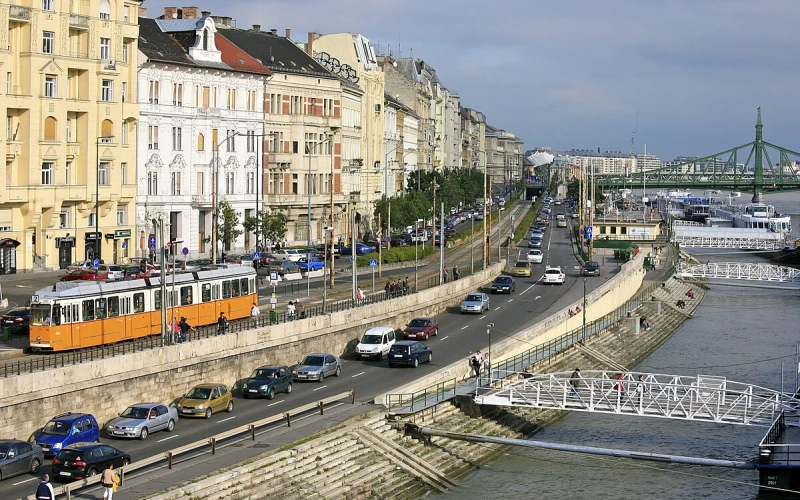 https___commons.wikimedia.org_wiki_File_Budapest_District_V,_Belgrád_rakpart,_Road_Along_the_Danube_(5999504441)