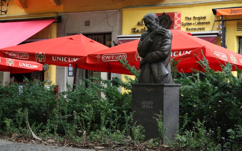 Liszt Ferenc tér - József Attila szobor