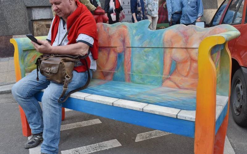 Pihenésre csábítottak a szép napsütésben a művészpadok Fotó Bánkuti András