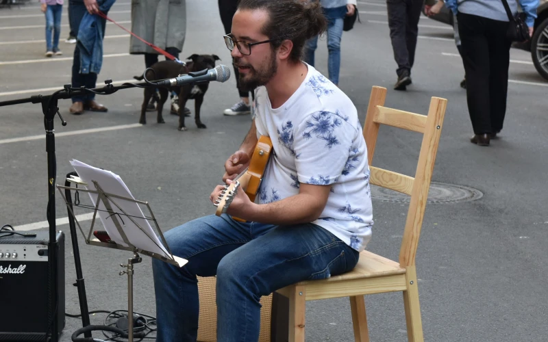 Troll Balázs a Titok Bisztró előtt Fotó Bánkuti András