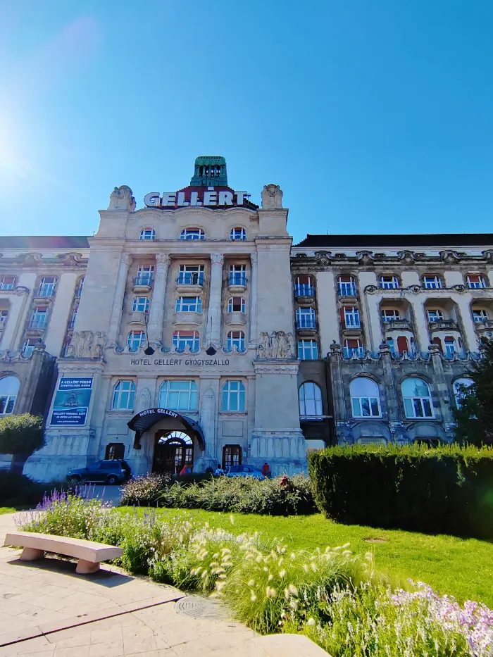 A Gellért Szálló és gyógyfürdő szecessziós műemléképülete.